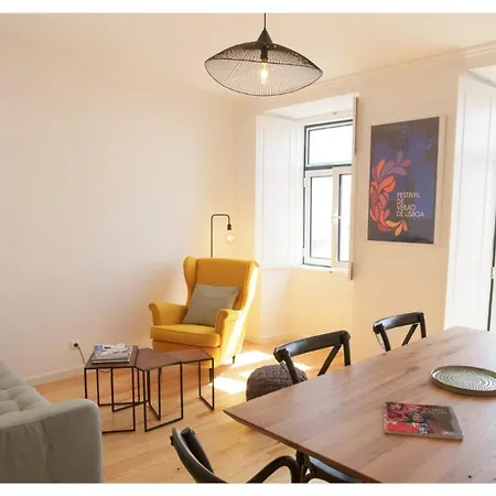 Bright 2br W/ Tagus View | By Airnest شقة Lisboa