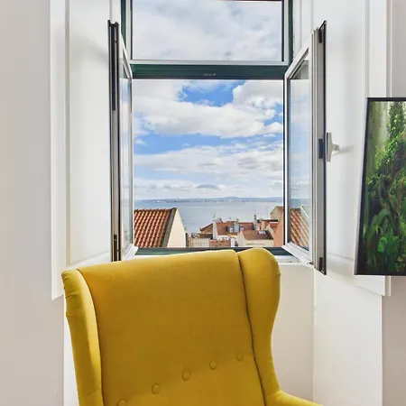 Bright 2br W/ Tagus View | By Airnest شقة *